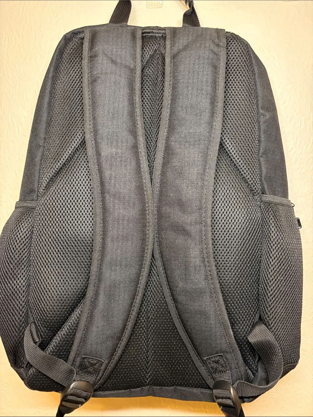 EASTSPORT Men's Black & Gray Everyday Laptop Backpack